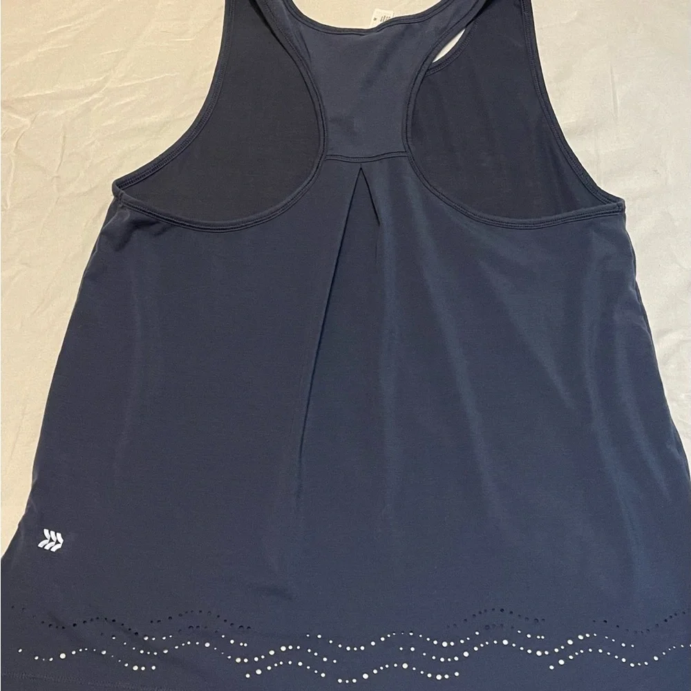 Women’s Athletic Outfit - Size Medium - Picture 4 of 7